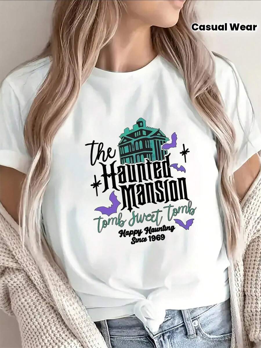 Short-Sleeved Polyester T-Shirt With A Haunted Mansion Design, Ideal For Halloween Parties Or Visits To Theme Parks. Lightweight And Durable, Featuring A "Tomb Sweet Tomb" Graphic In Purple And Teal. Comfortable Fit For Casual Wear At Home Or Outdoors. - 白色 - 查看 1