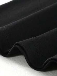 100% Pure Cotton, Breathable And Gentle On The Skin. Classic Crew Neck Design, Slim Fit, And Flattering For All Body Types. Fashionable Print With A Minimalist Style And High-Quality Finish. Unisex Design Perfect For Matching Outfits, Ideal For Everyday Wear, Dates, Leisure, And Streetwear – Versatile And Timeless. - 黑色 - 查看 3