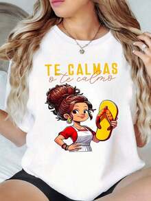 100% Cotton. Fun Illustration Of A Mexican Woman With A Raised Sandal Symbolizing Family Humor And Female Strength With The Funny Phrase "Te Calmas O Te Calmo" (Calm Down Or I'll Calm You Down) In A Comic Style. Women's 100% Cotton Comfortable And Casual T-Shirt. Women's Simple Solid Color T-Shirt, Loose And Slim Fit Casual Short Sleeve - 白色的 - 查看 1