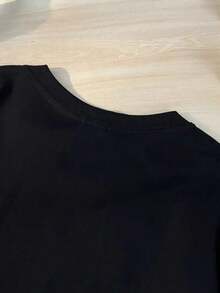 1 pieza de camiseta de manga corta para mujer - Top casual de cuello redondo suave con mangas cortas, corte relajado en línea H y cintura, camiseta lisa para usar en capas, atuendo casual y festivo - Prenda básica del guardarropa. 180g 100% algodón, los diseños están impresos. Unisexo. - Negro - Ver 3