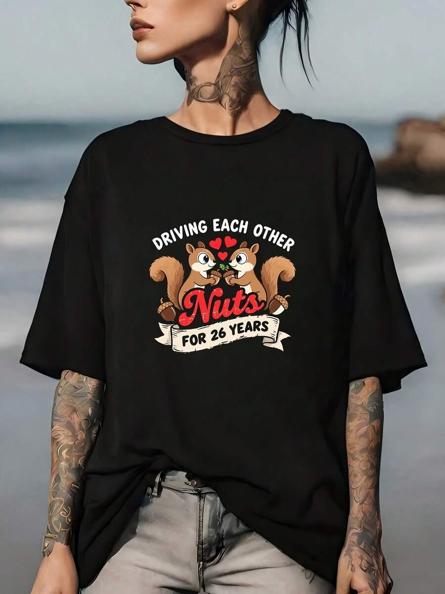 T-Shirt With The Phrase "Mutually Driving Each Other Crazy" And A "26 Years Of Love" Theme - The Perfect Anniversary Gift For Couples. | Soft, Unisex 180gsm T-Shirt With A Fun Squirrel Design, Suitable For Family Gatherings And Corporate Team-Building Activities. | Elegant Valentine's Day Gift - 黑色 - 查看 1