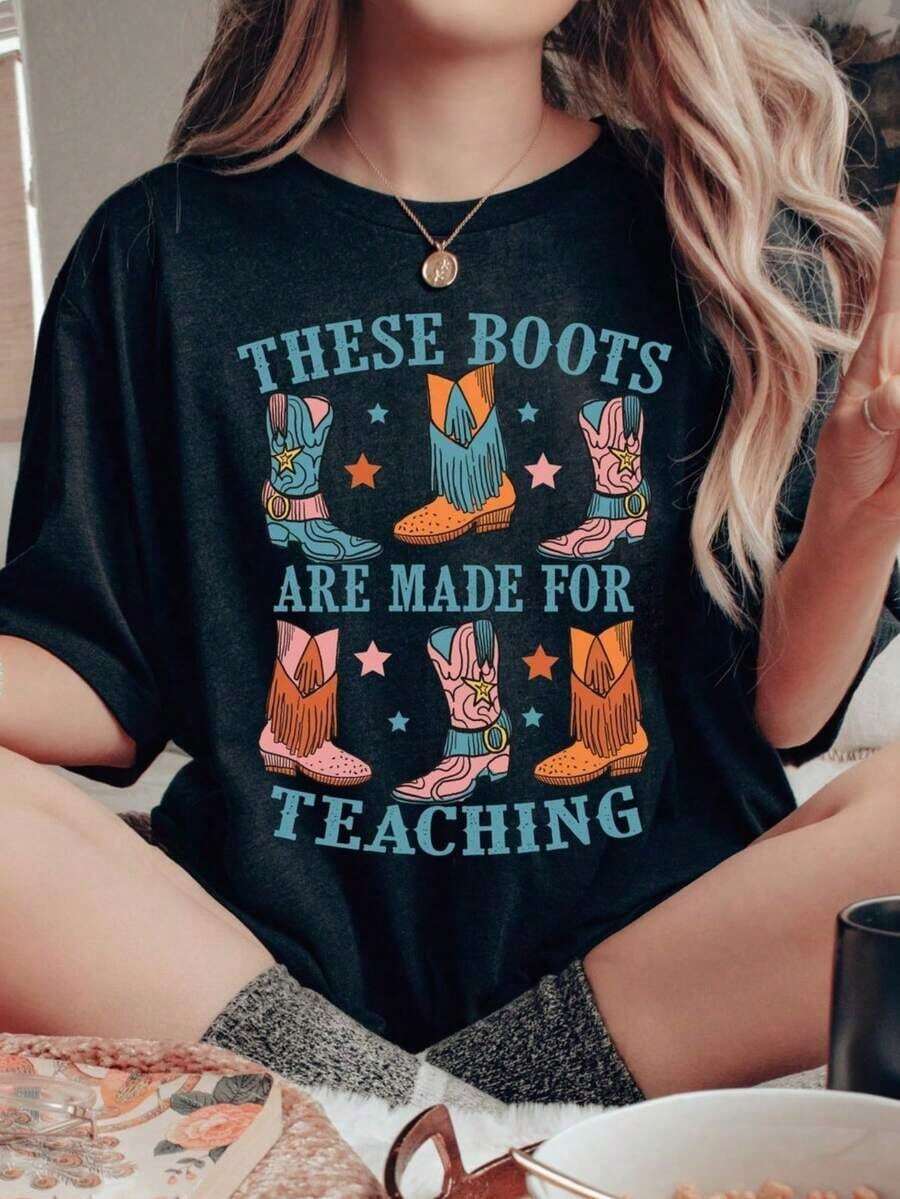 Women's Clothing. These Boots Are Made For Teaching. T-Shirt, Western Cowgirl Teacher T-Shirt, Retro Boho Teacher, Math Teacher Appreciation Gift. Casual And Stylish T-Shirts. Workout Clothes. 100% Cotton, Breathable And Comfortable Women's Shirts. - 黑色 - 查看 1