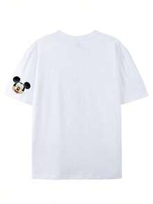 T-shirt graphique Disney << Mickey Mouse » pour femme, idéal pour une fête d'anniversaire. Ce t-shirt à manches courtes et col rond arbore le visage souriant et emblématique de Mickey, entouré d'étoiles dorées, avec l'inscription << MAMAN DU GARÇON D'ANNIVERSAIRE » en lettres rouges et jaunes. Parfait pour célébrer l'anniversaire de votre enfant, coordonner vos tenues de fête en famille ou afficher votre fierté, ce t-shirt en coton de qualité supérieure vous assure un confort optimal toute la journée. Facile à associer avec un jean, un short ou une jupe de fête, il deviendra un souvenir précieux et amusant de cette occasion. - Blanc - Voir 2