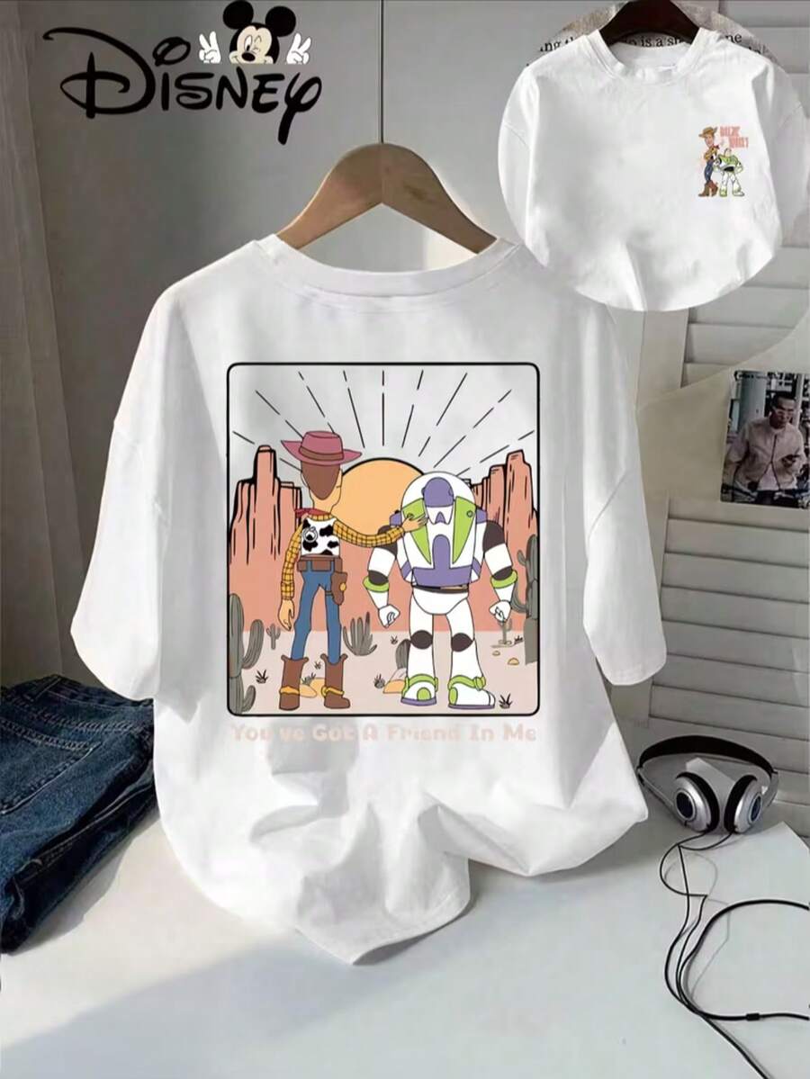 The Cartoon Pattern Of Woody And Buzz Lightyear In The Authentic Disney Toy Story Is Set In The Desert Scene With Light Effect And A Small Pattern With Stick Figure Style In The Upper Right Corner Of The English Slogan. Disney's New Short-Sleeved T-Shirt In Summer Is A Casual And Fashionable Printed T-Shirt For Women. - 白色 - 查看 1