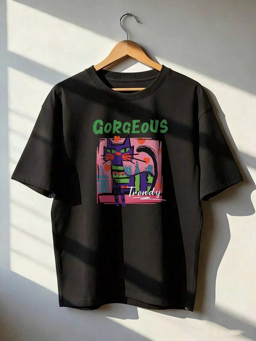 Purple Cat T-Shirt With Art Style And "Gorgeous" Text, Fashionable Short-Sleeve T-Shirt For Spring/Summer 2026, Made In Mexico, 180 Grams. Cartoon Print, Couple Design, Suitable For Indoor Or Outdoor Wear. Crew Neck, Unisex, Ideal For Office And Leisure. One-Pack. - BK-P631577SLNDXZGY612 - 查看 1