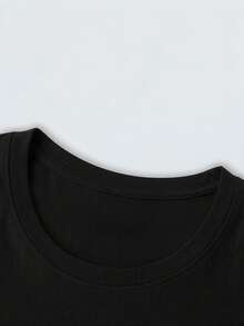 Camiseta de mujer: Camiseta cómoda y casual de manga corta con cuello redondo, con un estampado de un flamenco rosa sosteniendo una bebida y usando gafas de sol. Divertida y elegante, de longitud regular, adecuada para todas las estaciones. Moda cotidiana para la ropa femenina de primavera y verano. - Negro - Ver 3