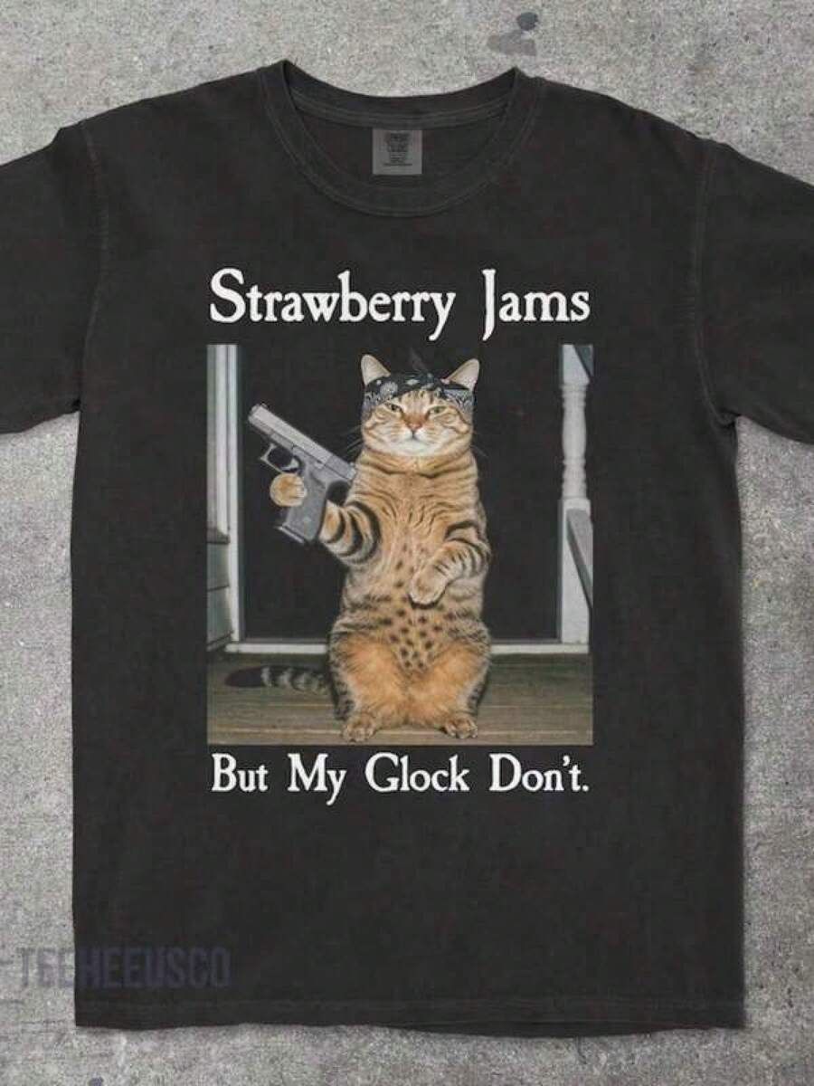 Cotton Graphic T-Shirt, Plus Sizes, "Strawberry Jams But My Don't" Print, Funny Cat T-Shirt, Cat Mom T-Shirt, Cat Meme T-Shirt, Gift For Cat Lovers, Vintage T-Shirt, Y2K, Men's Oversized T-Shirt, Summer Tops, Women's Casual Printed T-Shirt, Short Sleeve And Round Neck, Spring/Summer Local Urban Fashion. - 黑色 - 查看 1