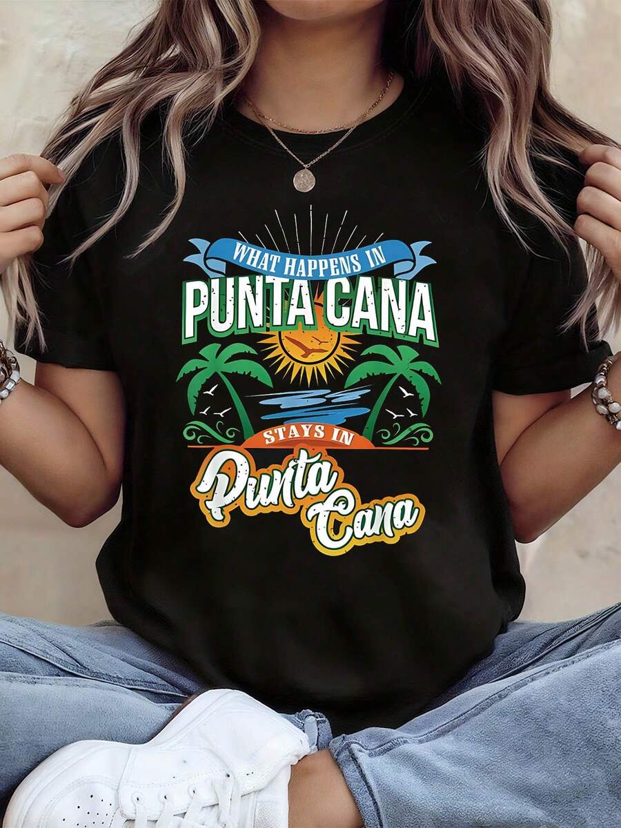 Luxury Women's T-Shirt With A Punta Cana Palm And Sun Print, Featuring The Phrase "WHAT HAPPENS IN PUNTA CANA, STAYS IN PUNTA CANA." Perfect For Beach Trips And Vacations In Punta Cana. Vibrant Tropical Style With Short Sleeves. Graphic Tee For Everyday Wear. - 黑色 - 查看 1