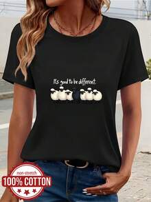 Camiseta de verano para mujer de cuello redondo y manga corta, 100 %, adecuada para salidas diarias, viajes y vacaciones. Presenta el texto impreso "Es bueno ser diferente" y un rebaño de ovejas con una oveja negra en el centro. Una prenda superior casual, versátil y cómoda hecha de tela suave - Negro - Ver 1