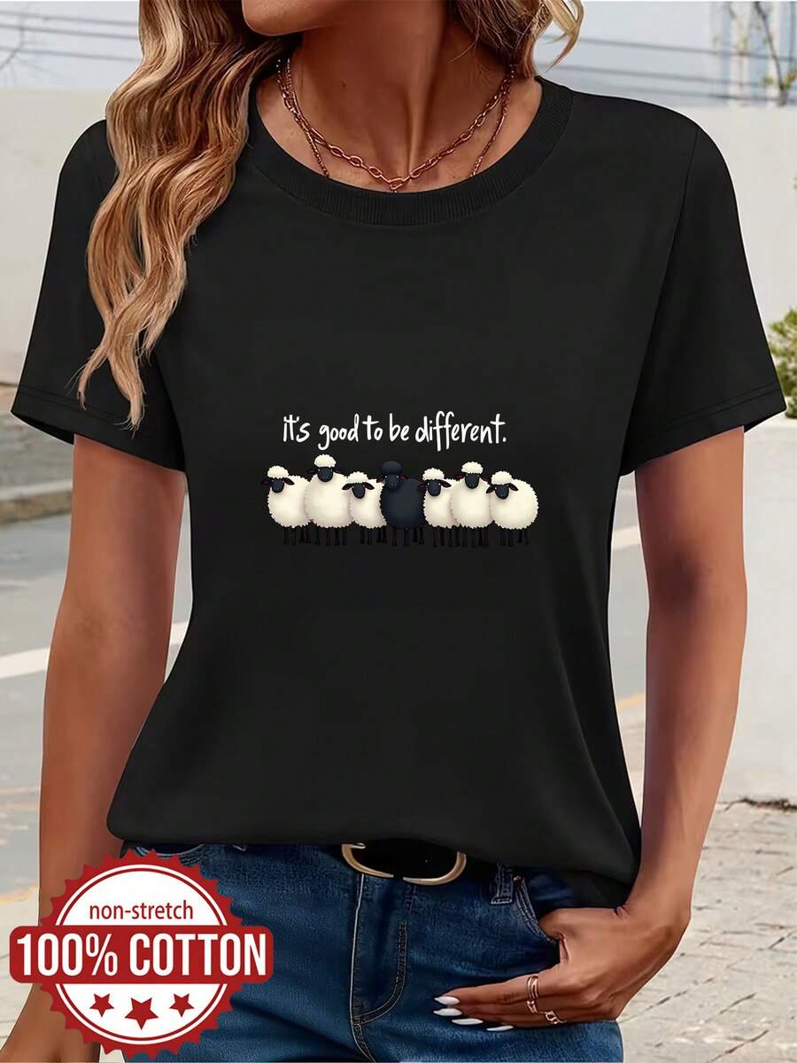 Camiseta de verano para mujer de cuello redondo y manga corta, 100 %, adecuada para salidas diarias, viajes y vacaciones. Presenta el texto impreso "Es bueno ser diferente" y un rebaño de ovejas con una oveja negra en el centro. Una prenda superior casual, versátil y cómoda hecha de tela suave - Negro - Ver 1