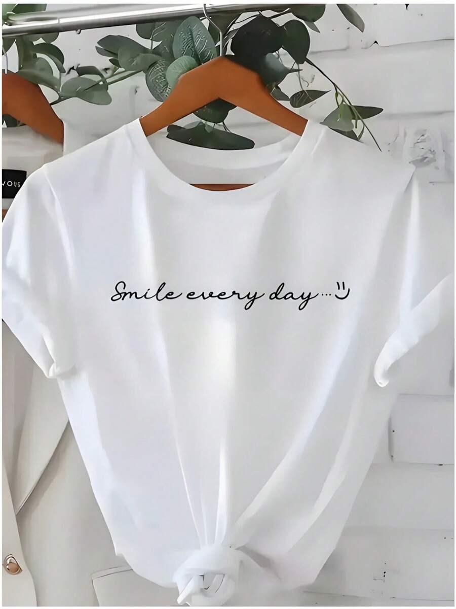 Camiseta de algodón blanca para mujer, estilo athleisure, con estampado de dibujos animados "Daily Smile" - corte holgado, manga corta, cuello redondo, top casual de verano transpirable, adecuada para uso diario y deportivo, lavable a máquina, cómoda para el uso cotidiano, tela opaca, ropa casual de gimnasio que absorbe la humedad. - Blanco - Ver 1