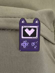 1 pieza Broche de esmalte de consola de juegos con diseño de oreja de gato pixelado, divertido texto "Cosmic" y color morado, accesorio de moda, regalo para amigos - Morado - Ver 7