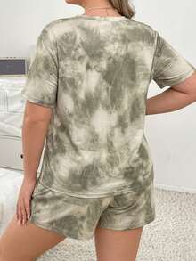 Conjunto de 2 piezas de ropa de estar en casa para mujer talla grande, top de cuello redondo de manga corta con estampado tie dye verde salvia y shorts de cintura elástica, pijama casual suelto y elegante para verano - Verde Oliva - Ver 3