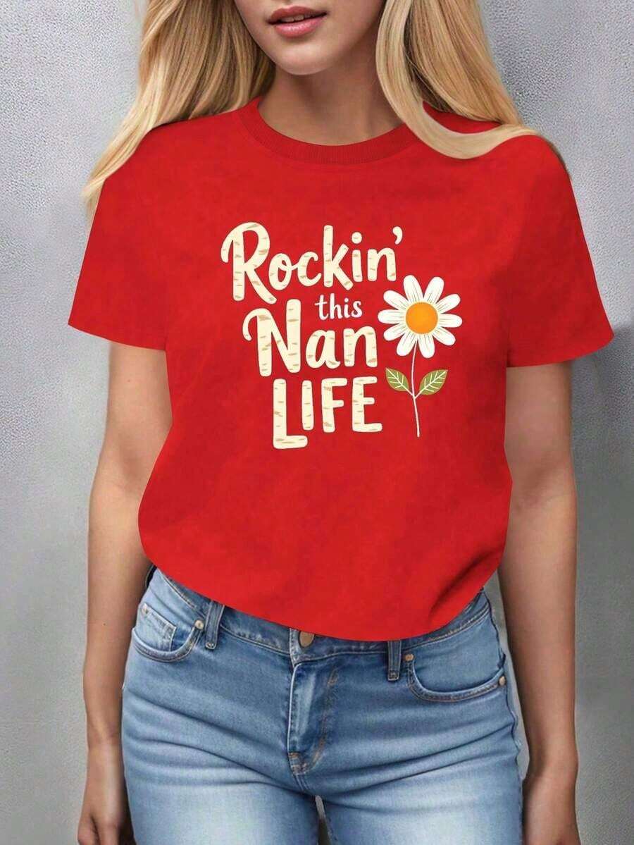 GiftCamia Women's 100% Cotton Royal Blue Daisy And Grandma Graphic Print With "Rockin' This Nan Life" Slogan, Short Sleeve, Casual And Comfortable Fit, Machine Washable For All Seasons, Ideal For Casual Outfits And Family Gatherings - Fun Gift Idea For Grandmas With Relaxed Fit And Bold Lettering, Vibrant Blue Color, Non-See-Through, Suitable For Everyday Wear, Stylish Daisy Design, Perfect For Grandma/Nana/Nanny Fans. Soft - 紅色的 - 查看 1