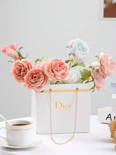 Elegant Luxury Flower Bouquet Gift Box, Square Floral Arrangement Box With Gold Chain Handle, Romantic Rose Packaging Box For Fresh Flowers, Designer Style Reusable Flower Carrier Basket, Premium Gift Box For Wedding Proposal Engagement Anniversary Birthday Baby Shower Party Decoration, High-End Aesthetic Floral Display Box