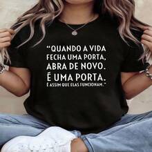 Camiseta informal de mujer de algodón negro con cuello redondo y manga corta, estampada con una cita inspiradora en portugués, corte regular y tejido elástico. - Negro - Ver 1