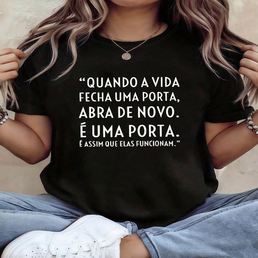 Camiseta informal de mujer de algodón negro con cuello redondo y manga corta, estampada con una cita inspiradora en portugués, corte regular y tejido elástico. - Negro - Ver 1
