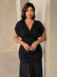 Vestido elegante con cuello en V, manga corta y drapeado para mujer de talla grande - Negro - Ver 4