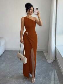 Nuevo vestido maxi de mujer de unicolor y sexy con hombro asimétrico, retorcido y fruncido, con cuello asimétrico, textura de punto y estilo ajustado, con diseño retorcido y con abertura, atuendo elegante para mujer, vestido para fiesta de primavera/verano, vacaciones, San Valentín - Marrón - Ver 1