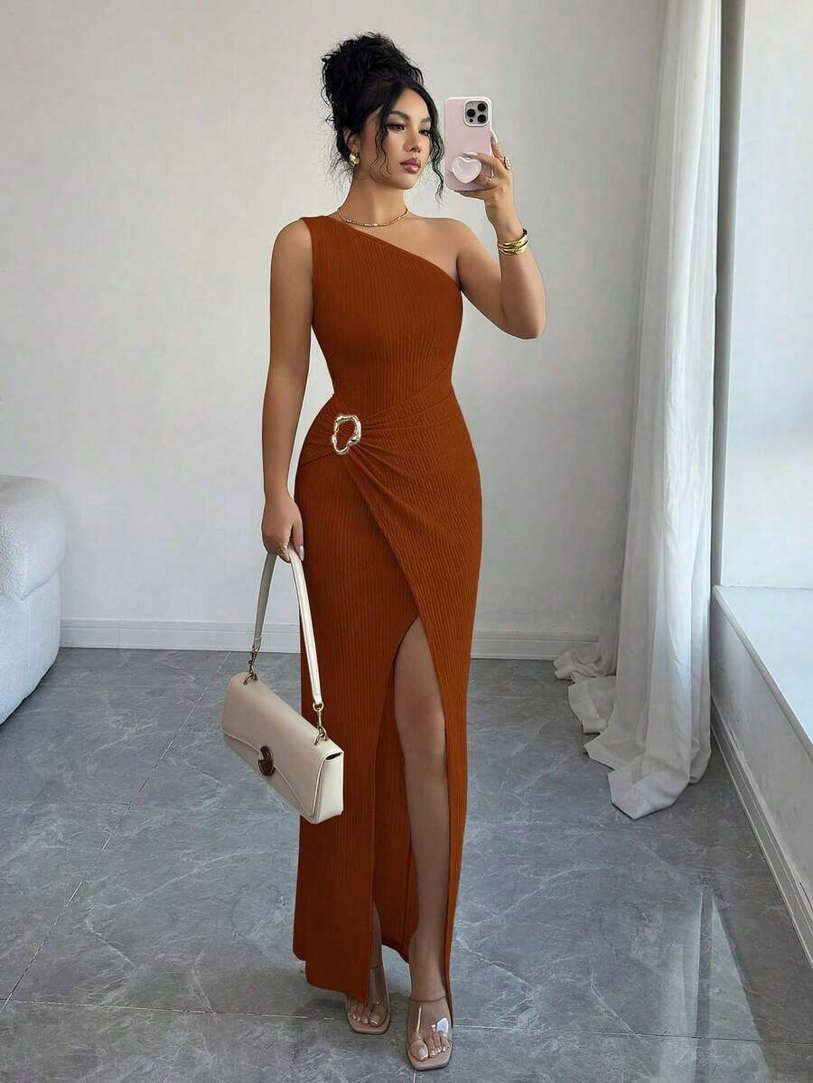 Nuevo vestido maxi de mujer de unicolor y sexy con hombro asimétrico, retorcido y fruncido, con cuello asimétrico, textura de punto y estilo ajustado, con diseño retorcido y con abertura, atuendo elegante para mujer, vestido para fiesta de primavera/verano, vacaciones, San Valentín - Marrón - Ver 1