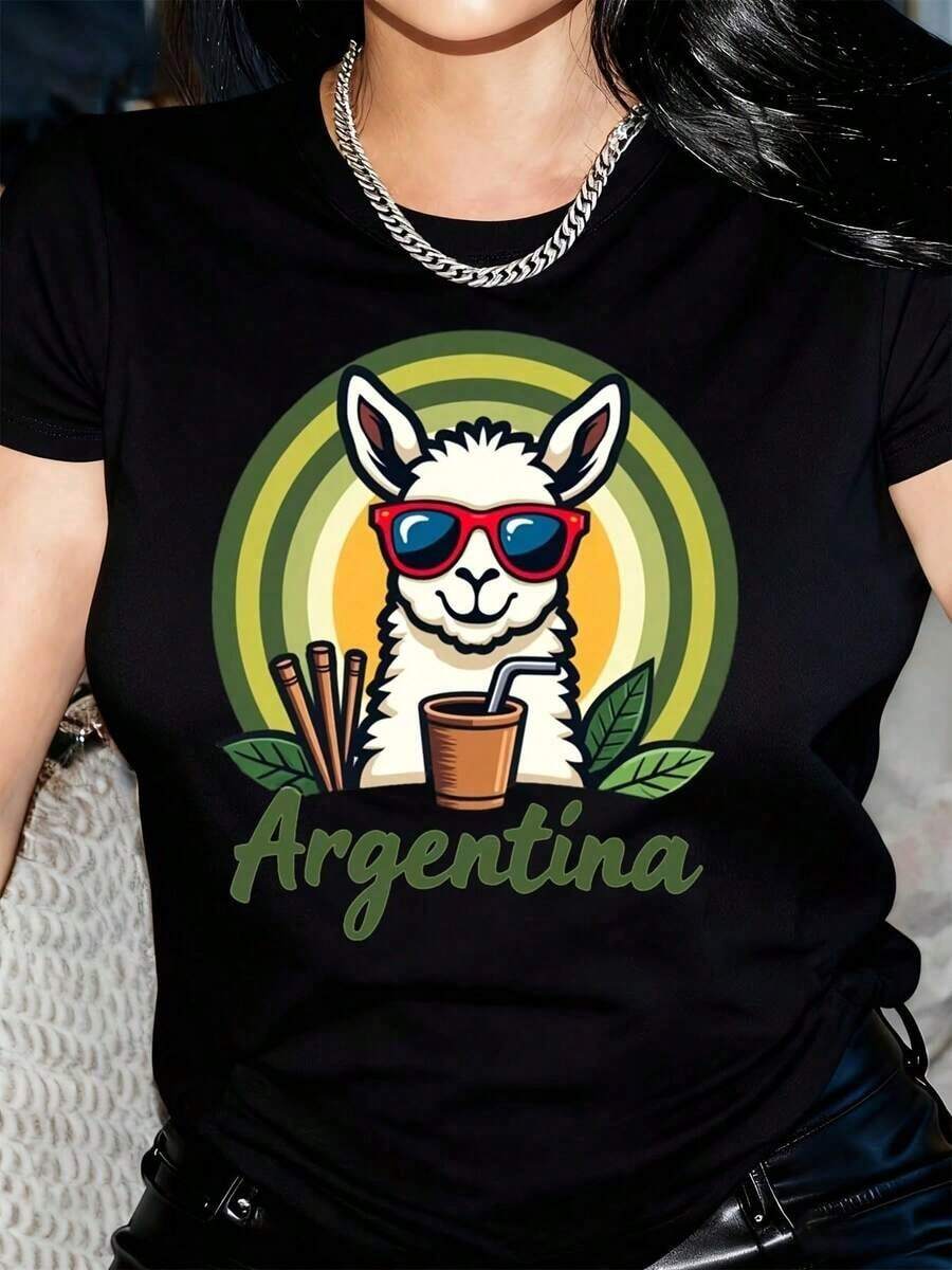 Women's T-Shirt With Graphic Print Of Argentine Llama And Mate Cup - Short Sleeve, Round Neck, Casual Style, Machine Washable, Summer And Spring T-Shirt, Vibrant Colors For Casual Outfits, Relaxed Style, Cultural Theme, Stretch Fabric, Printed T-Shirt, For Culture Enthusiasts. - 黑色 - 查看 1