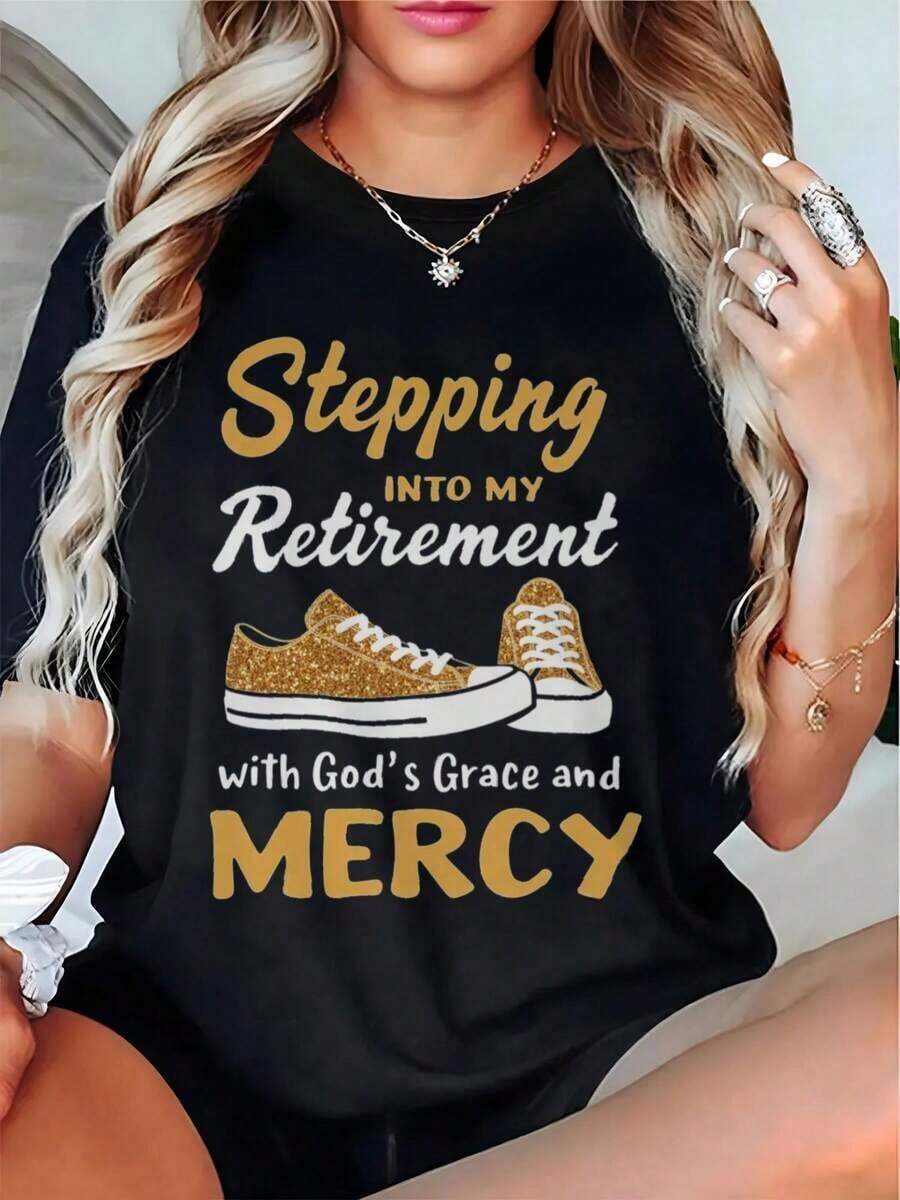 Plus Size Women's Birthday T-Shirt With The Phrase "Starting Retirement With God's Grace And Mercy", Gold Sneaker Design - Soft And Breathable Crew Neck T-Shirt, Retirement Party, Retirement Gift, Casual Everyday Wear - Washable Christian Clothing, Celebration Clothing, Fun Design T-Shirt, Comfortable Fit - 黑色 - 查看 1