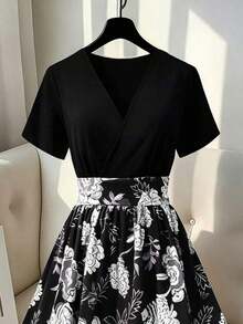Vestido de verano de manga corta con cuello superpuesto y estampado floral elegante, talla grande - Blanco y Negro - Ver 3