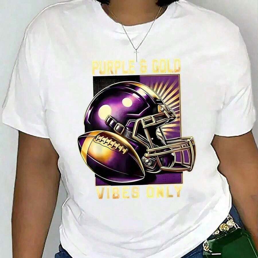 Camiseta Casual Deportiva para Mujer con Estampado de Casco de Fútbol Americano y "Purple & Golden Vibes Only" - Manga Corta, Cuello Redondo, Top Cómodo de Verano para Todas las Temporadas, Ropa Casual | Top con Temática de Fútbol | Ajuste cómodo, camisetas de fútbol blancas CLL-4829100% algodón, duraderas - Negro - Ver 1