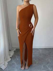 Nuevo vestido maxi de mujer de unicolor y sexy con hombro asimétrico, retorcido y fruncido, con cuello asimétrico, textura de punto y estilo ajustado, con diseño retorcido y con abertura, atuendo elegante para mujer, vestido para fiesta de primavera/verano, vacaciones, San Valentín - Marrón - Ver 3