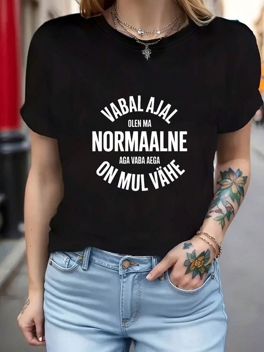 Women's T-Shirt With Estonian Phrase "I'm Normal In My Free Time" - Casual Short-Sleeve Crew Neck Blouse With Estonian Lettering, Spring/Summer Casual Wear Suitable For Spring And Summer Outfits, Machine Washable. Women's Casual Printed T-Shirt, Short-Sleeve Crew Neck, Local Spring/Summer Urban Fashion. - 黑色 - 查看 1