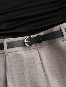Conjunto de 2 piezas para mujer: Top sin mangas de cuello redondo con decoración metálica en el cuello izquierdo y el puño, diseño fruncido en los laterales, tela de punto; Pantalones cortos de tela tejida a rayas de talle alto con diseño A-line y decoración de cinturón de cuero negro, estilo versátil y minimalista - Multicolor - Ver 5