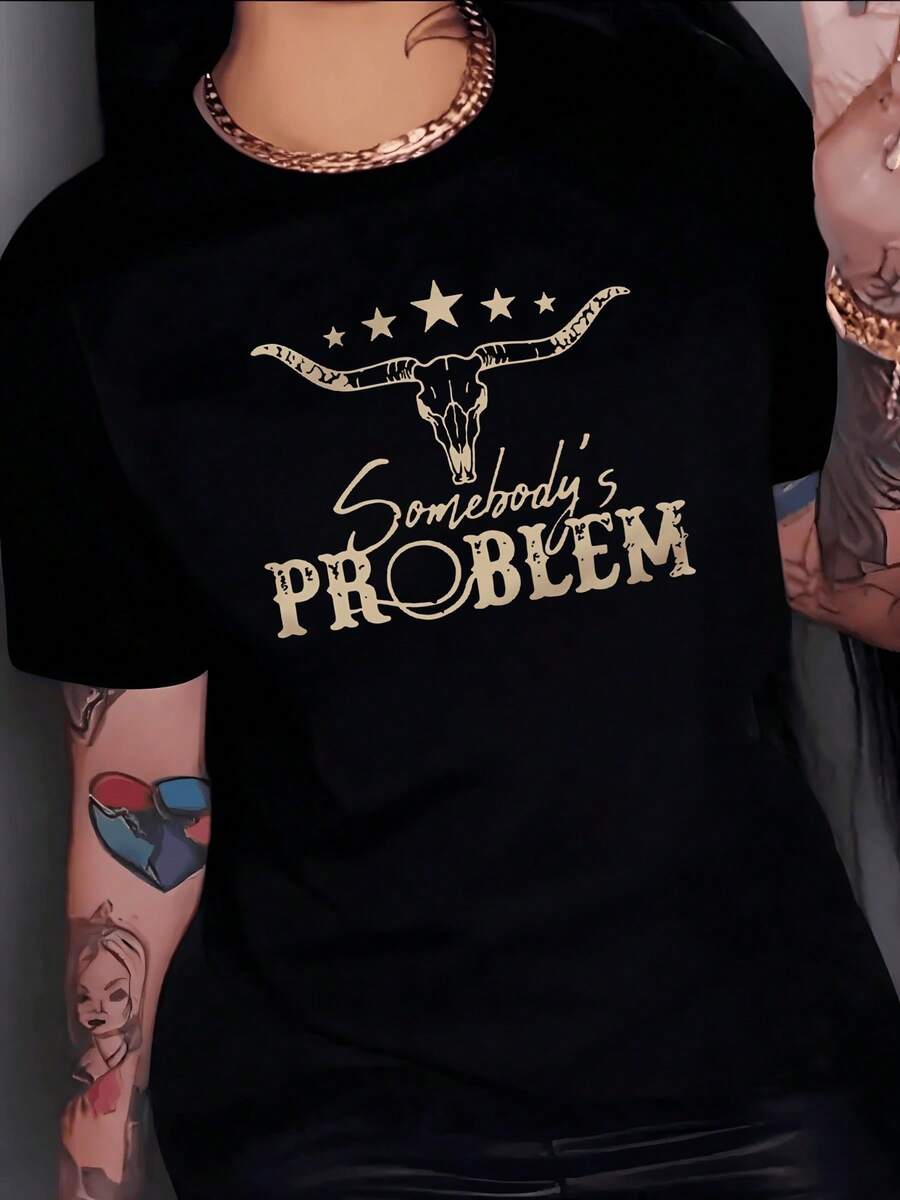 Calavera de toro con estrellas simboliza fuerza independencia y actitud rebelde con letras en estilo western que expresan confianza y carácter camiseta de mujer casual moderna para uso diario - Negro - Ver 1