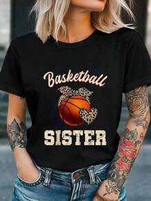 Camiseta Gráfica Clásica [Talla] para Mujer - 'Basketball' en Cursiva con Detalles de Estampado de Leopardo y Diseño 'SISTER', Manga Corta, Estilo Casual, para Actividades al Aire Libre y Uso Diario, Ajuste Holgado y Cómodo. Camiseta de Algodón de Alta Calidad con Estampado Minimalista, Tela Suave y Transpirable, Cómoda y Holgada, Adecuada para Uso Diario, para Vestimenta Casual de Oficina, Apariencia Diaria de Primavera y Verano, Diseño Elegante y Juvenil, Ropa de Hombre, Camiseta de Verano - Negro - Ver 1