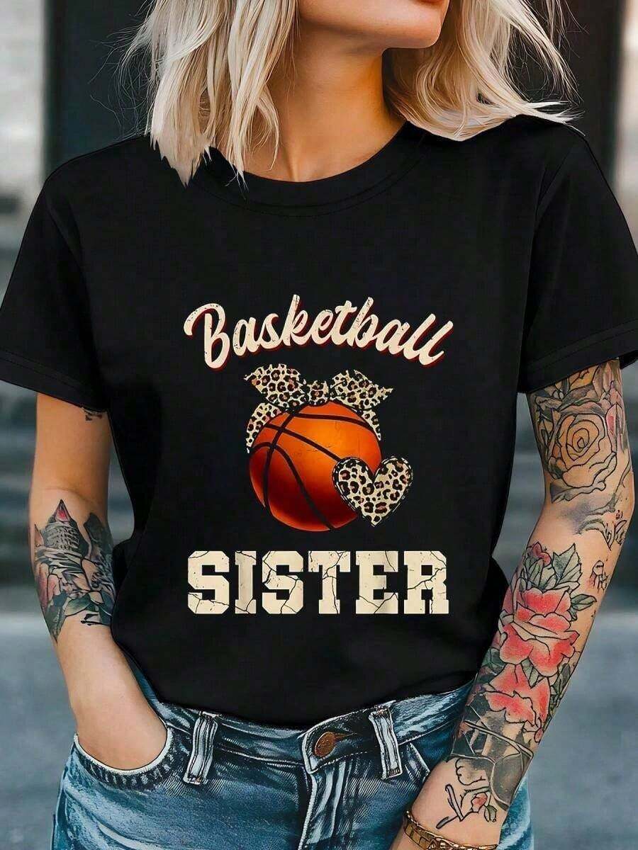 Camiseta Gráfica Clásica [Talla] para Mujer - 'Basketball' en Cursiva con Detalles de Estampado de Leopardo y Diseño 'SISTER', Manga Corta, Estilo Casual, para Actividades al Aire Libre y Uso Diario, Ajuste Holgado y Cómodo. Camiseta de Algodón de Alta Calidad con Estampado Minimalista, Tela Suave y Transpirable, Cómoda y Holgada, Adecuada para Uso Diario, para Vestimenta Casual de Oficina, Apariencia Diaria de Primavera y Verano, Diseño Elegante y Juvenil, Ropa de Hombre, Camiseta de Verano - Negro - Ver 1