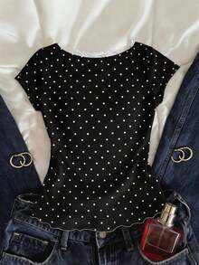 Camiseta de mujer de manga corta con cuello en V y lunares blancos de encaje, top corto con cintura fruncida y volantes en el bajo, estilo dulce y picante - Negro - Ver 2