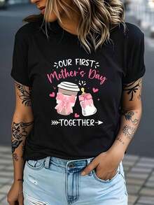 Camiseta Gráfica para Mujer "Nuestro Primer Día de la Madre Juntas" - Manga Corta, Cuello Redondo, Estilo Casual con Diseño de Taza de Café y Corazón, Lavable a Máquina, Camiseta de Primavera/Verano para Nuevas Mamás y Madres, Regalo para el Día de la Madre, Camiseta de Ajuste Cómodo - Negro - Ver 1