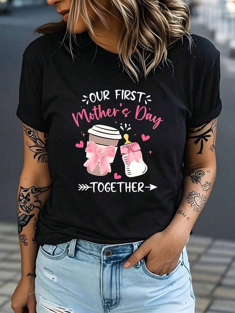 Women's Graphic T-Shirt "Our First Mother's Day Together" - Short Sleeve, Crew Neck, Casual Style With Coffee Cup And Heart Design, Machine Washable, Spring/Summer T-Shirt For New Moms And Mothers, Mother's Day Gift, Comfortable Fit T-Shirt - 黑色 - 查看 1