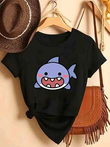 Limited Time Offer, Limited Quantities, Flash ! Women's Casual Shirts, Women's Polyester T-Shirts, Stylish Shirts. Women's Loose-Fitting Shark Print T-Shirt: Short-Sleeve Top With Shark Print And Lettering, Casual Crew Neck Loose Fit T-Shirt, Ideal For Everyday Wear, Machine-Washable Polyester Fabric; Can Be Worn As An Undergarment. - 黑色 - 查看 1