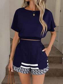 Conjunto de 2 piezas casual y elegante para primavera/verano con blusa de cuello redondo con estampado floral vintage y dobladillo recogido, y shorts con bolsillo con volante en la cintura - Multicolor 16 - Ver 3