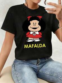 Smiling Child Character In A Red Dress And Hair Bow Conveying Joy And Tenderness Against A Dark Background. Women's T-Shirt With Double Print And Comfortable Fabric To Show A Positive Attitude. Comfortable Clothing. - 黑色 - 查看 7