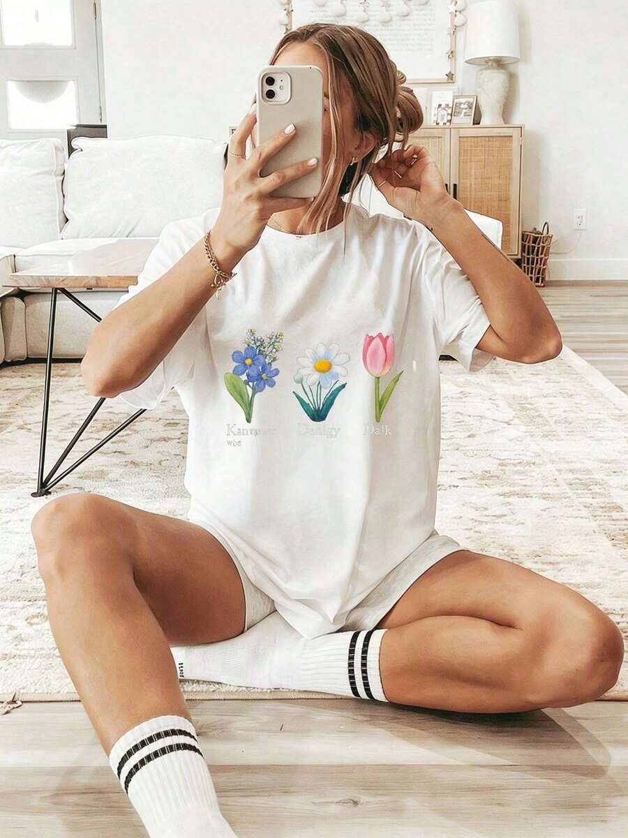 PremiumComfortable Wo White Short Sleeve T-Shirt With Colorful Floral Illustrations - Blue Forget-Me-Not Print, White Daisies, And Pink Tulips. This Relaxed-Fit Summer T-Shirt Pairs Perfectly With Ruffled Hem Shorts. Ideal For Lounging At Home, In The Living Room, Taking Selfies, Vacations, Traveling, And Casual Wear. Great Gift Idea. - 白色 - 查看 1