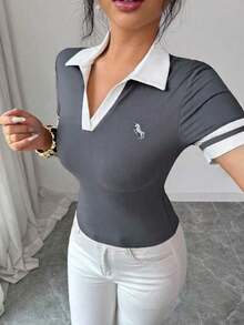 Elenzya Camiseta ajustada de manga corta con cuello polo, media cremallera y bloque de color con patrón bordado de caballo elegante y deportivo para mujer - Gris Oscuro - Ver 3