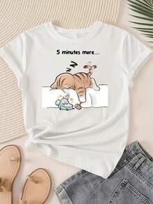 Camiseta verde ligera para mujer, con lindos gatos atigrados durmiendo y gatos de traje, con el eslogan '5 Minutos Más'. Esta suave y casual camiseta de manga corta es perfecta para amantes de los gatos, inspirada en el atuendo diario casual del gato de la suerte. - Blanco - Ver 6