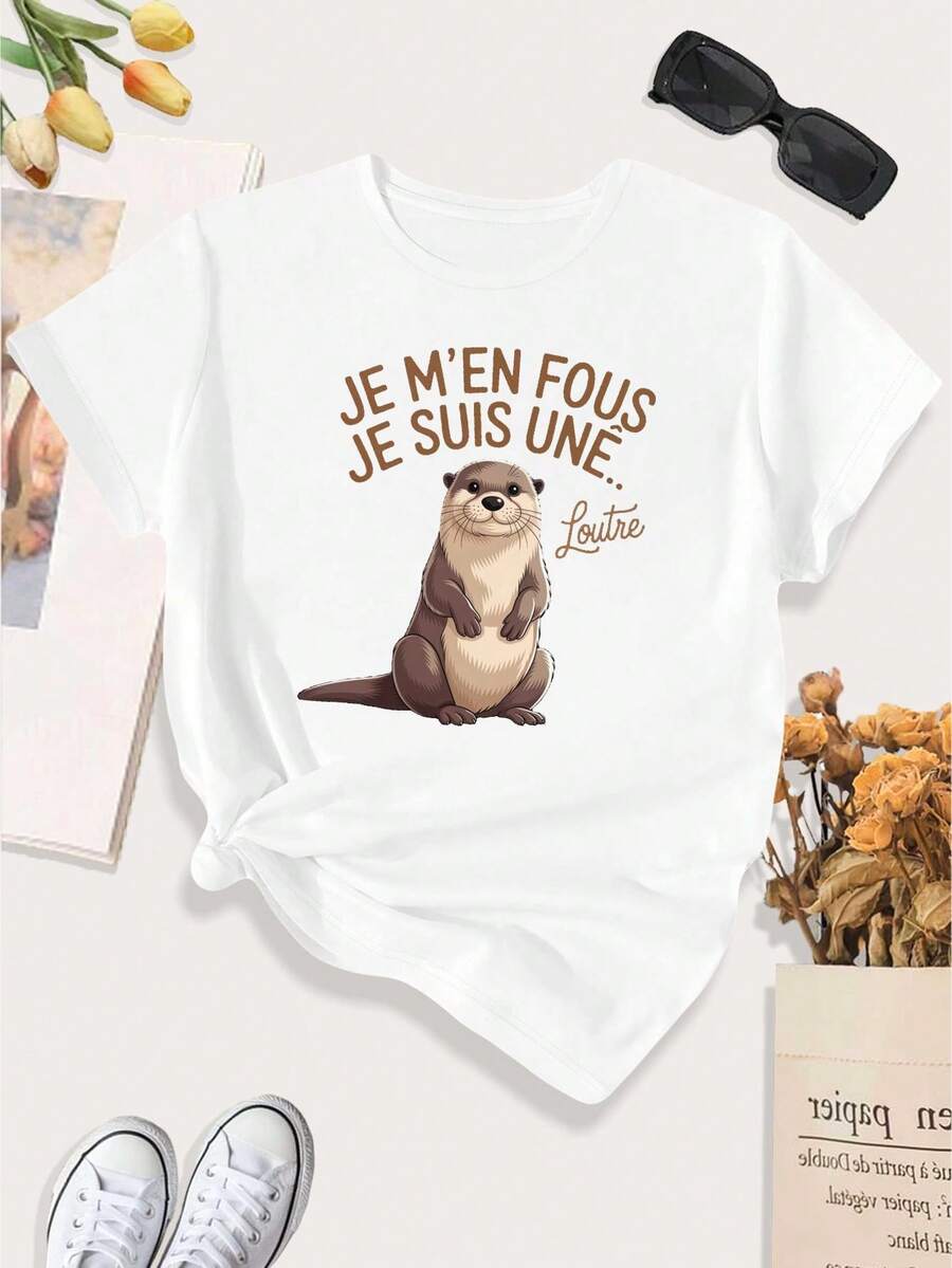 Plus Size Women's Casual Sports T-Shirt, Funny French Otter Quote, Digital Illustration, Gift For Animal Lovers, Otter, Funny French Quote, Whimsical, Casual, Animal Lovers, Funny French Otter Gift - 白色 - 查看 1