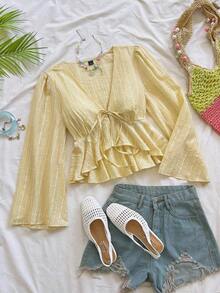 Blusa con escote en V, cintura ajustable con lazo, mangas acampanadas y fruncido en el dobladillo con detalle de volantes. - Amarillo claro - Ver 1