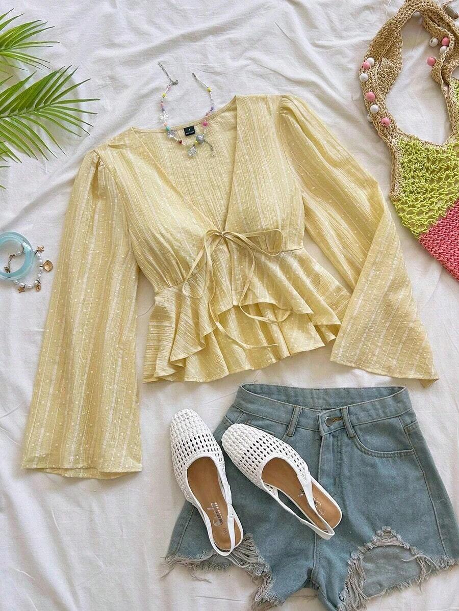 Blusa con escote en V, cintura ajustable con lazo, mangas acampanadas y fruncido en el dobladillo con detalle de volantes. - Amarillo claro - Ver 1