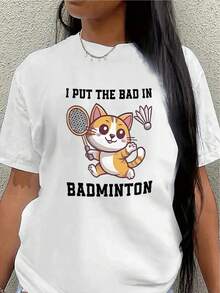 Short-Sleeved Polyester T-Shirt With A Fun Print Of A Cat Playing Badminton. Its Playful And Whimsical Style Makes It Suitable For Lounging At Home Or Sporting Events. Lightweight And Durable, It's The Perfect Choice For Badminton Enthusiasts And Those Who Love Fun Fashion. Women's Shirts - 白色 - 查看 1