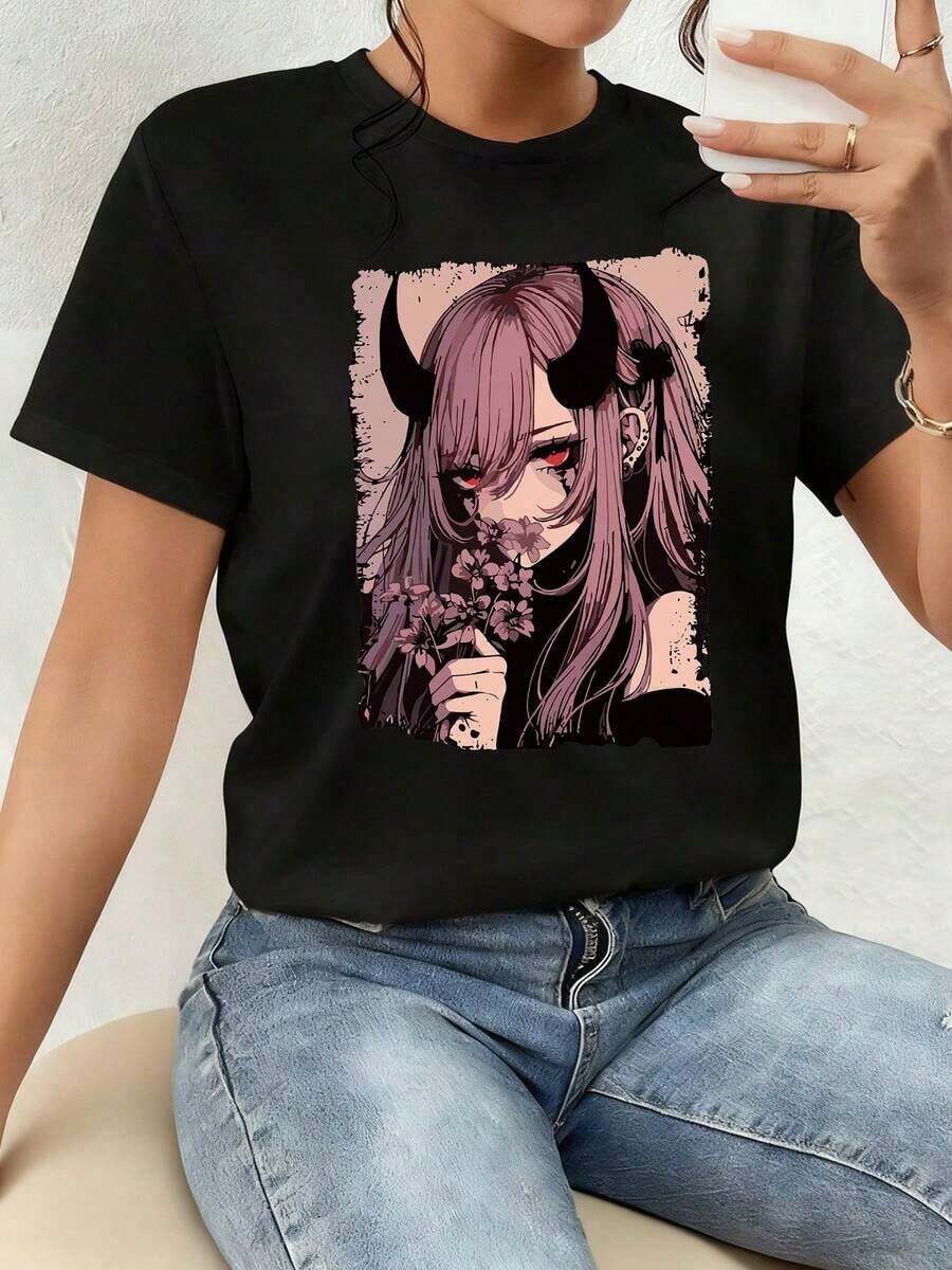 Illustration Of A Girl With Dark Horns, A Deep Gaze, And Flowers In Her Hands, Symbolizing The Blend Of Beauty And Mystery, The Duality Of The Soul And Inner Nature. Women's T-Shirt, 100% Soft, Comfortable, And Fashionable Cotton. Comfortable Clothing. - 黑色 - 查看 1