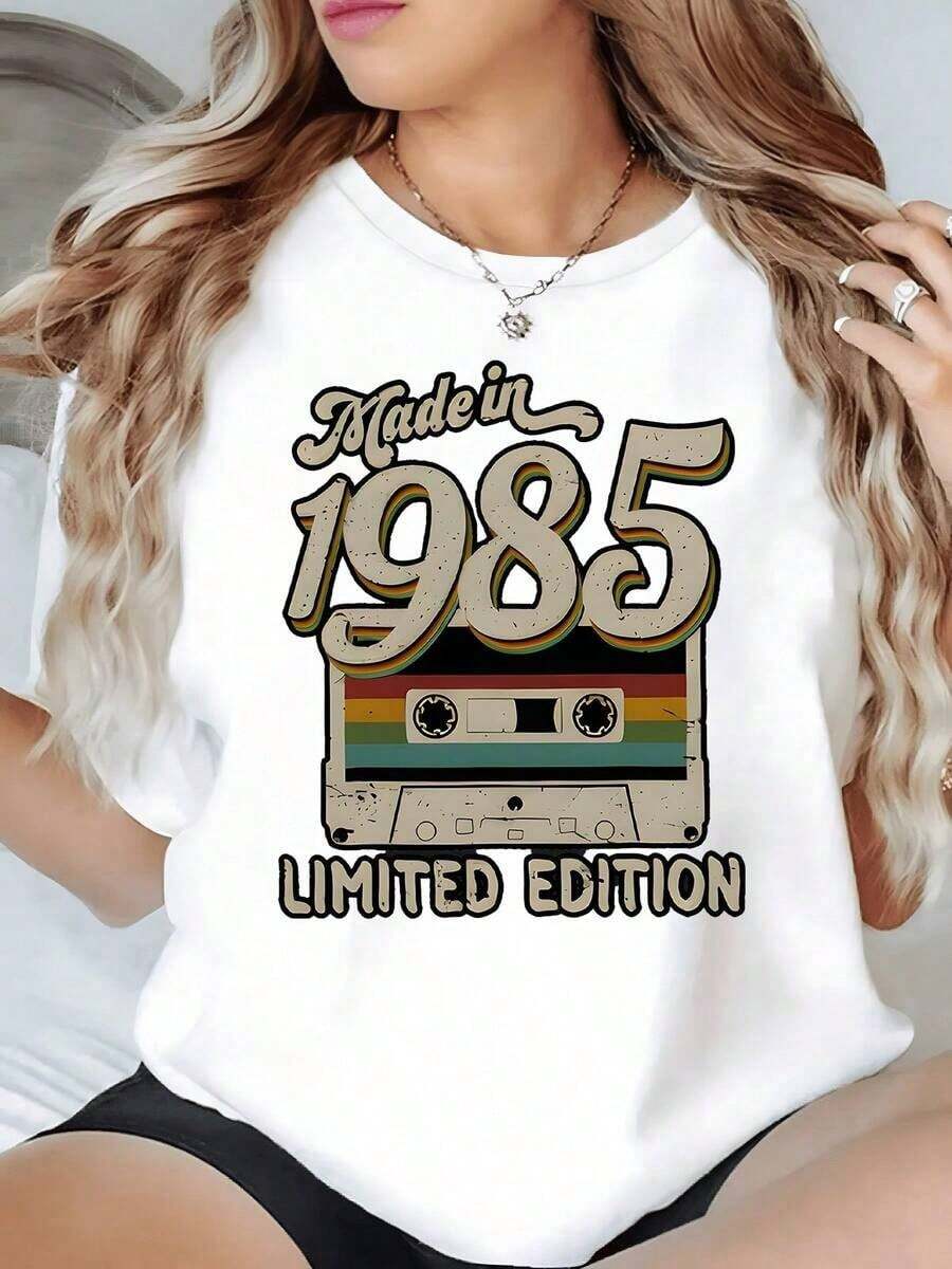 100% Cotton Retro Cassette With Multicolored Tapes And "Made In 1985" Text Evoking Eighties Nostalgia. Limited Edition Women's T-Shirt, 100% Cotton, 220g. Women's Simple Solid Color T-Shirt, Loose And Slim Fit Casual Short Sleeve - 白色的 - 查看 1