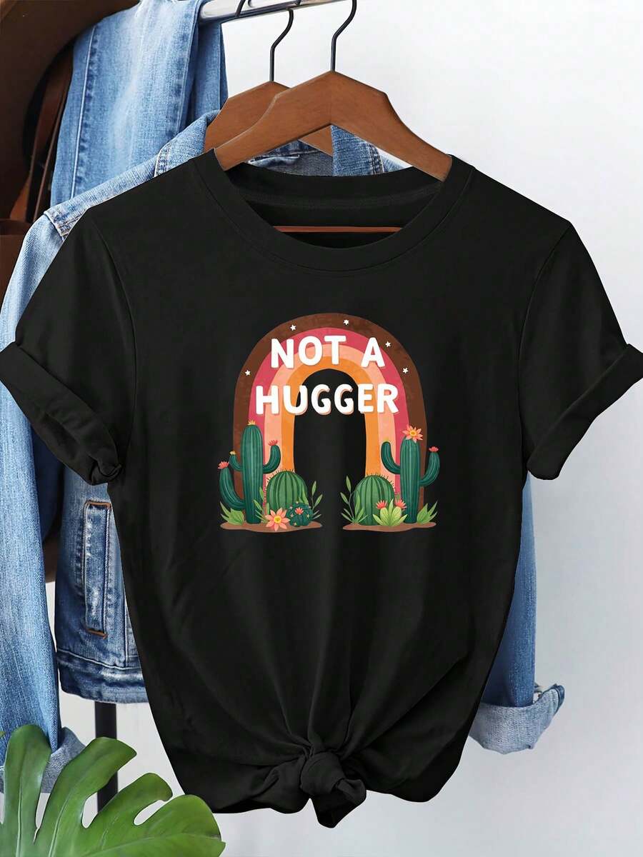 Talla grande, camiseta de talla grande para mujer "NOT A HUGGER" - Camiseta de manga corta y cuello redondo con estampado de cactus "NOT A HUGGER", blusa casual de primavera verano para atuendo casual, camiseta con mensaje lavable a máquina (ajuste regular) - Negro - Ver 1